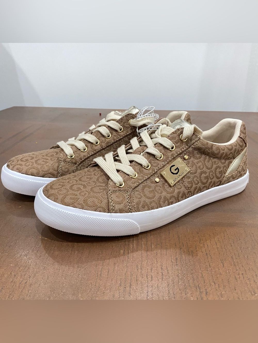 Guess Los Angeles women’s Lace Up Sneaker Brown/White Logo Metal Plate/ US 9M